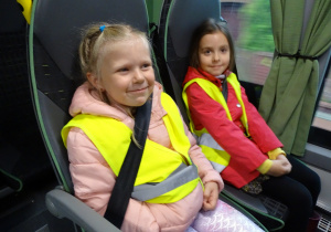 dziewczynki z 5-latków w autobusie